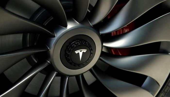 На новый электромобиль Tesla сделано более 370 тысяч предзаказов