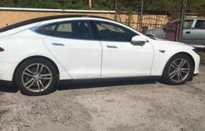 На украинской границе конфисковали Tesla Model S