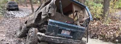 Jeep Cherokee разорвался посреди ямы, полной грязи