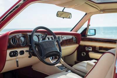В США уйдет с молотка редкий Bentley в королевском стиле