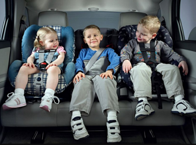 Как правильно перевозить ребенка в авто в Украине и за границей
