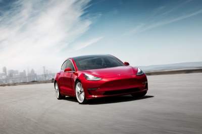 Tesla представила "бюджетную" версию Model 3
