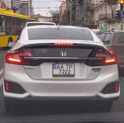 На украинских дорогах видели редкий Honda Clarity