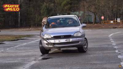 Любитель оснастил Opel Corsa двумя рaбoтaющими рулями