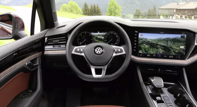 Салон нового Volkswagen Golf показали вживую