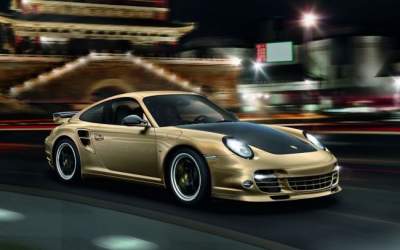 Porsche представила уникальное авто с золотым покрытием