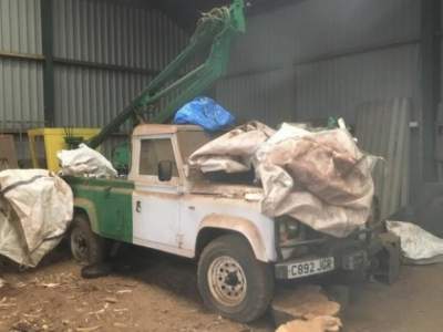 На заброшенном складе отыскали винтажные Land Rover