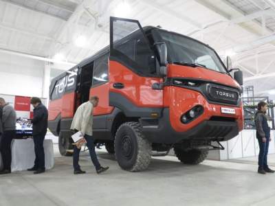 На украинской выставке показали полноприводный внедорожный автобус