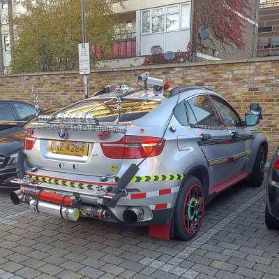 На парковке в Ирландии заметили необычно украшенный BMW X6