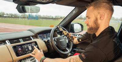 Jaguar Land Rover создала автоматические двери