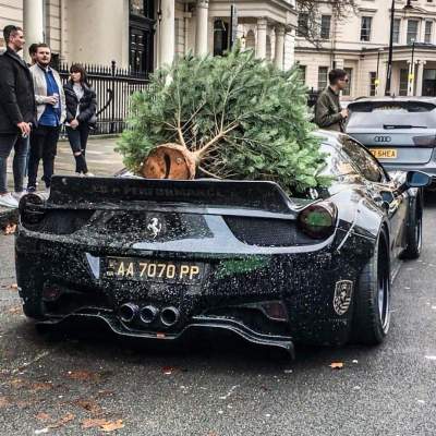 Ferrari из Украины провез елку по улицам Лондона