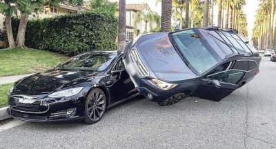 В США водитель Subaru "припарковался" на Tesla Model S