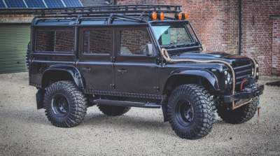 Land Rover Defender, тюнингованый "под авто" Бонда, выставили на аукцион