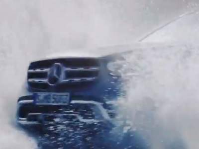 Mercedes-Benz показал тизер обновленного внедорожника