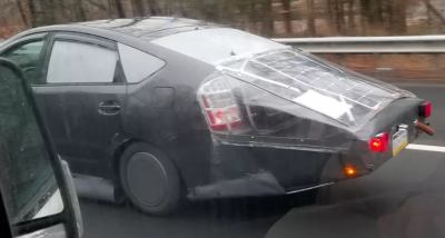 В США заметили Toyota Prius с приделанной солнечной батареей