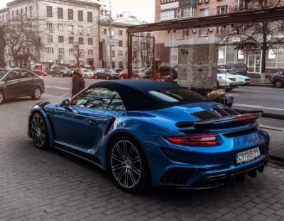 Porsche с уникальным тюнингом сменил российские номера на украинские