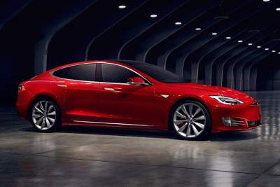 Две модели Tesla получат новые двигатели
