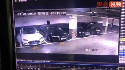 В Китае Tesla внезапно загорелась на стоянке