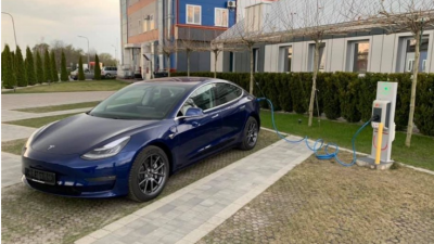 В Украину доставили первую Tesla Model 3