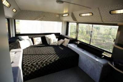 Жительницы Израиля превратили автобус в стильный «дом на колёсах»