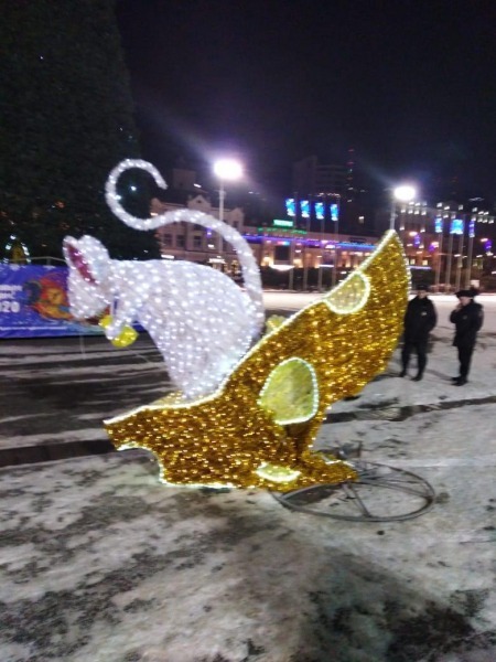 Во Владивостоке дрифтер сломал новогоднюю фигуру мыши за 677 тысяч рублей